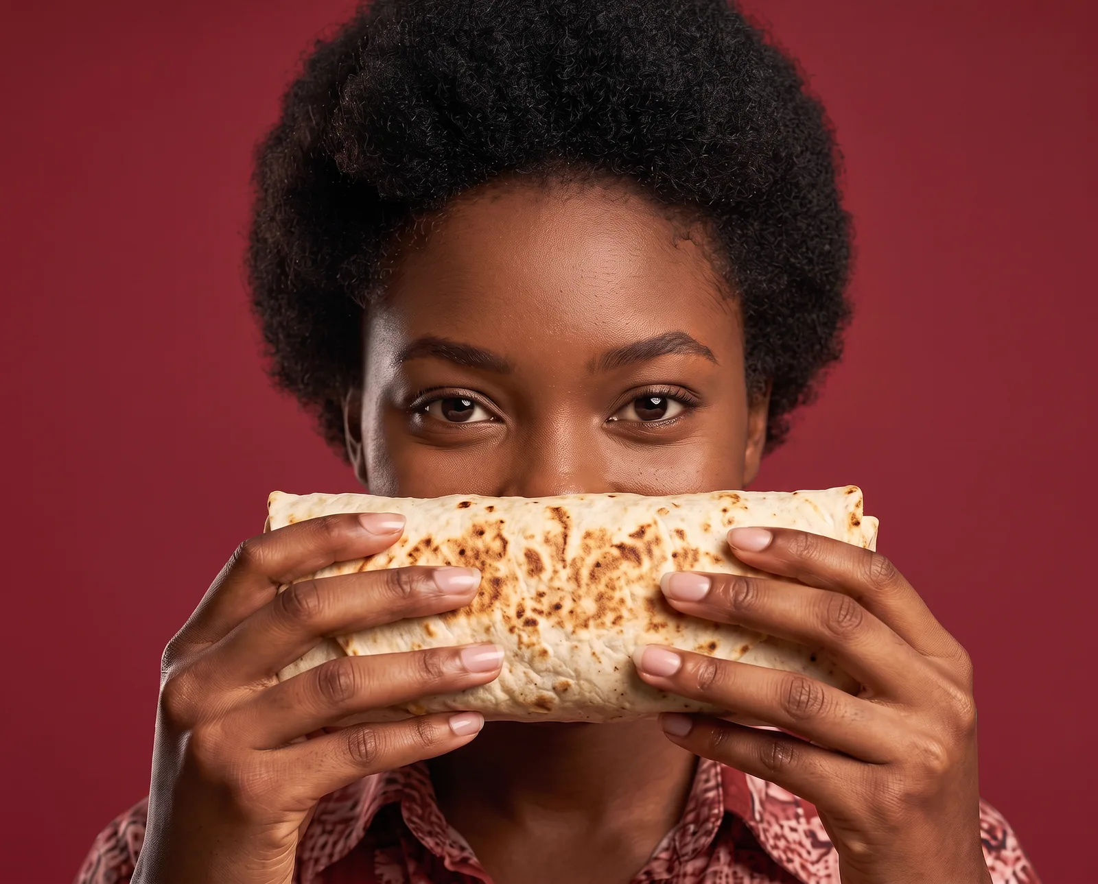 Une cliente découvrant un chawarma Monsieur Chawarma